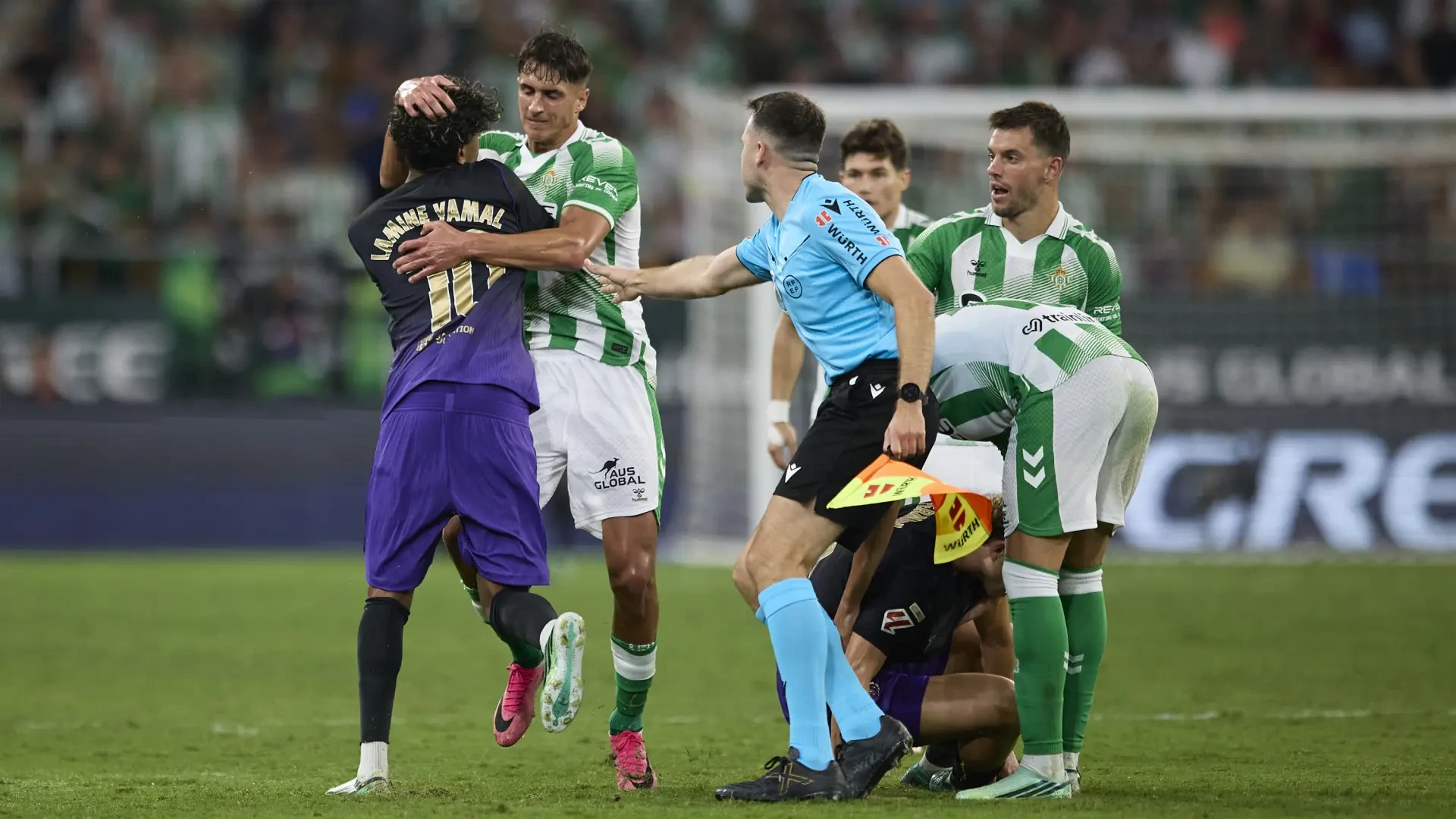 ¿Fue beneficiado el Barça en las jugadas polémicas frente al Betis en La Cartuja?