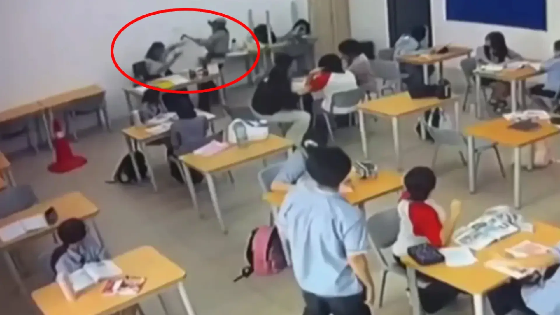 Un estudiante de 16 años ataca con un hacha a una profesora en plena clase