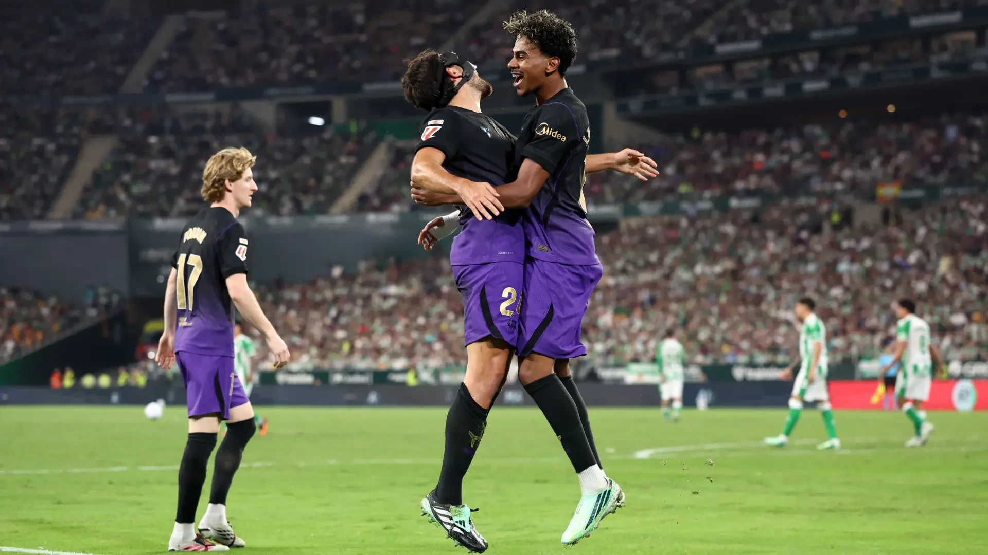 El Barça golea al Betis en La Cartuja con polémica y mantiene su condición de invicto en Liga