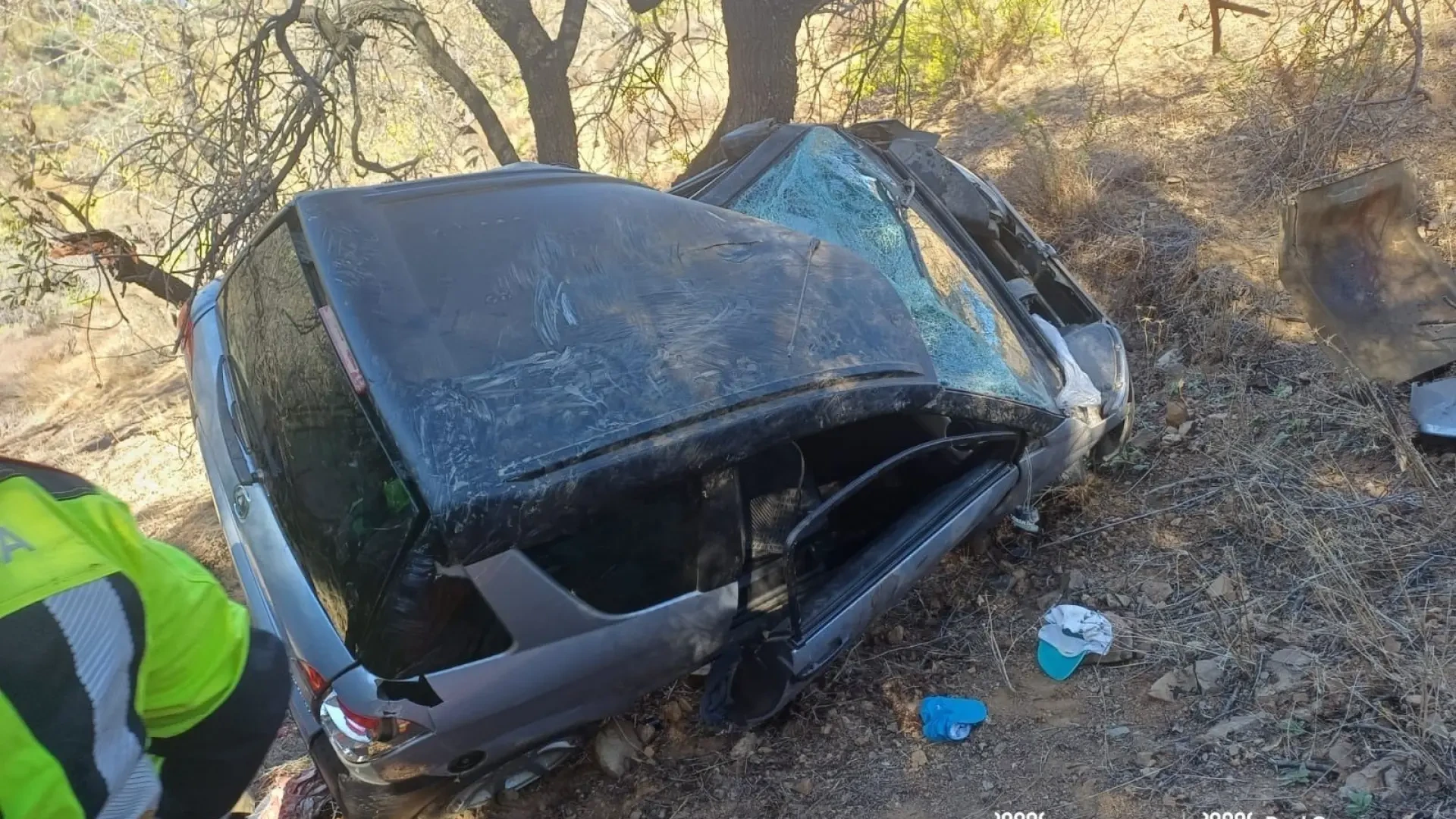 Dos heridos tras caer su vehículo por un desnivel de unos 50 metros en Málaga