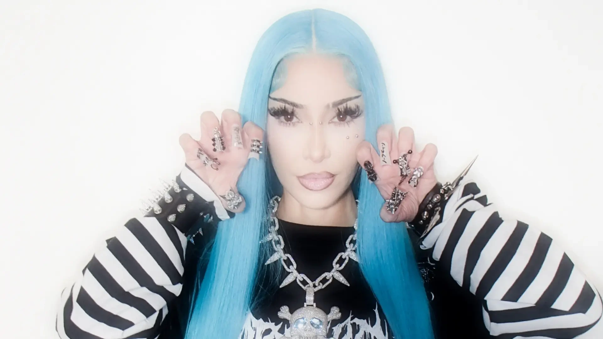 Kim Kardashian supera a Heidi Klum en Halloween y se disfraza de su hija de 13 años, North West