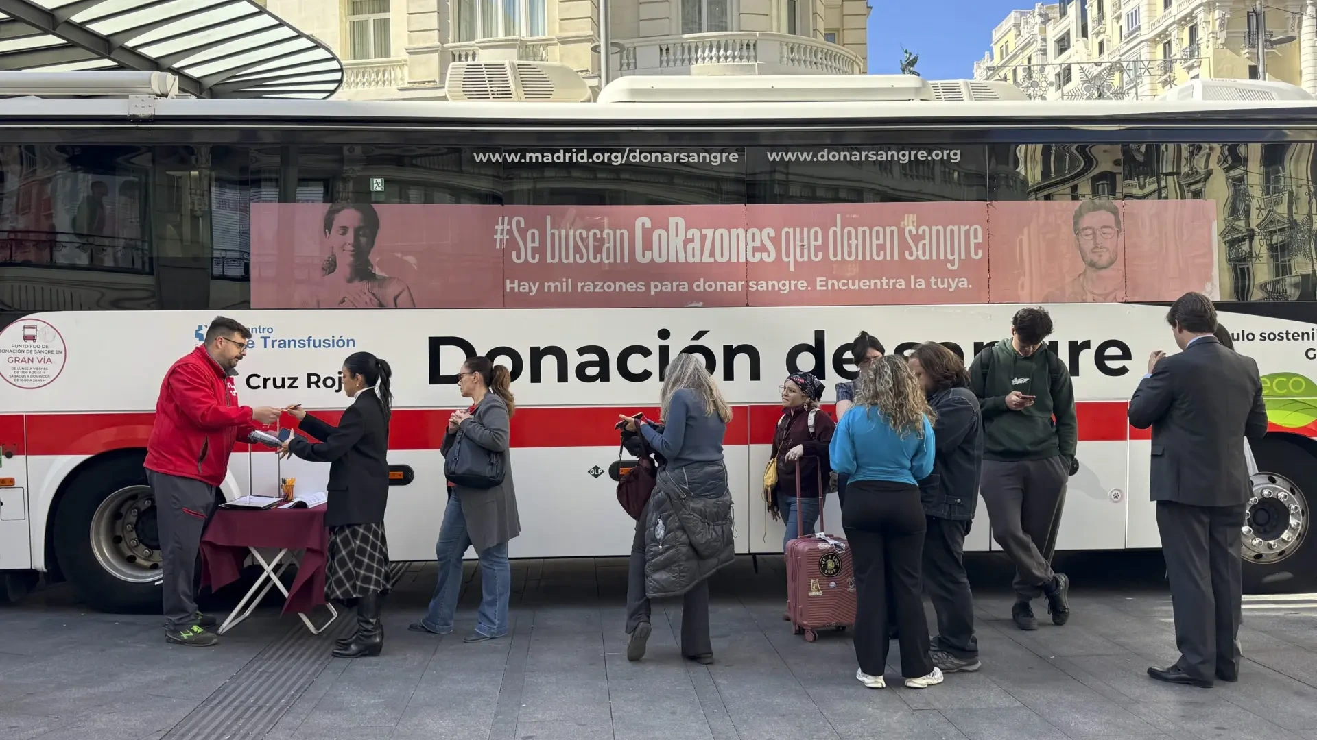 Los madrileños se vuelcan con los heridos en Urda: largas filas para donar sangre y ya se pide acudir a partir de mañana
