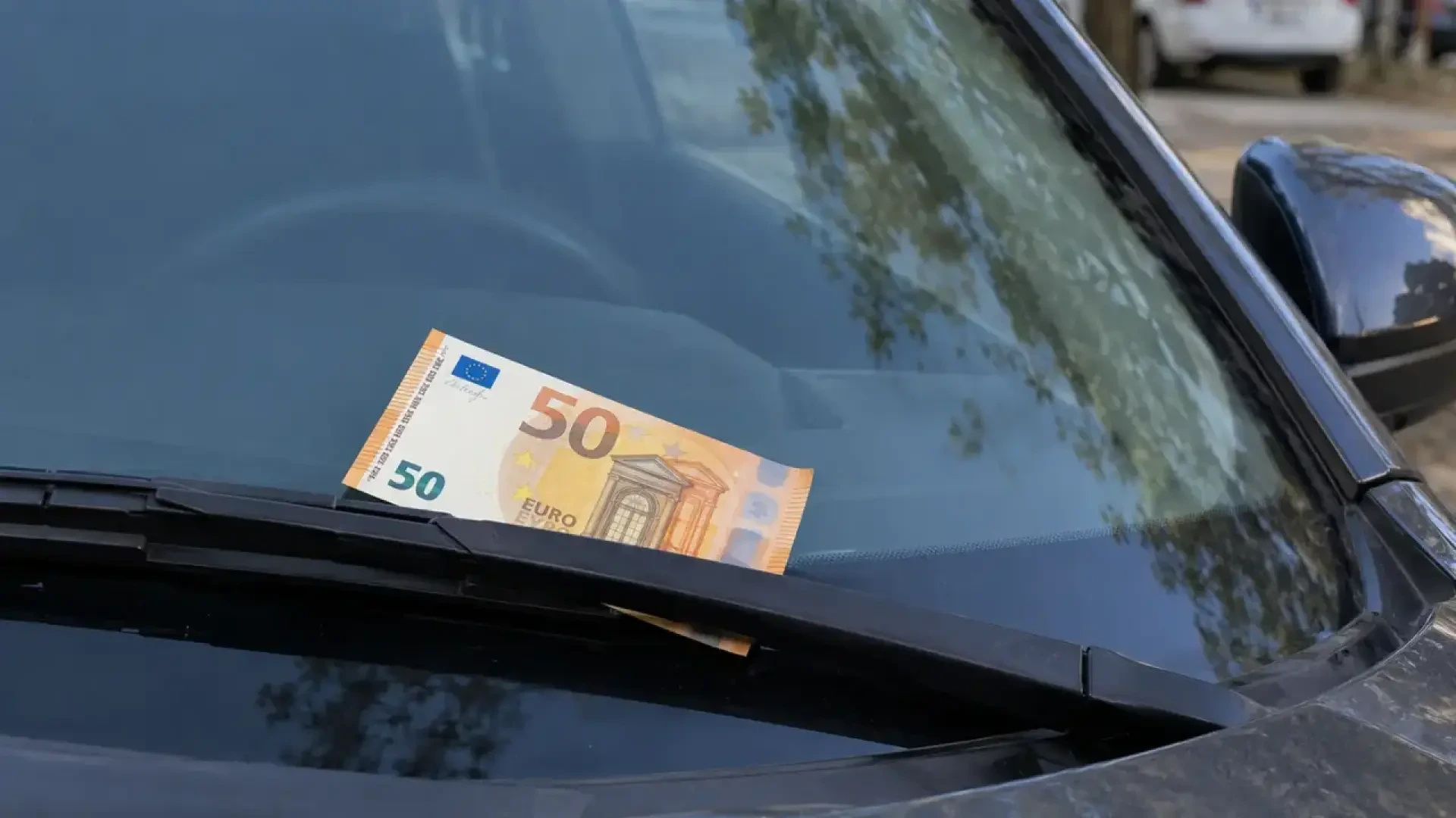 La Policía Nacional, sobre la técnica de moda para robar en coches: "Los delincuentes dejan un billete de 50 euros"