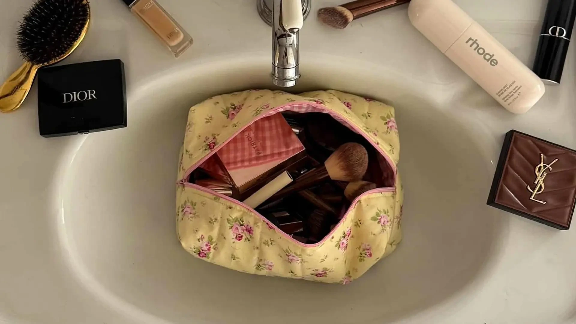 ¿Cómo puede afectar a mi piel cambiar la rutina facial por minitallas cuando voy de viaje?