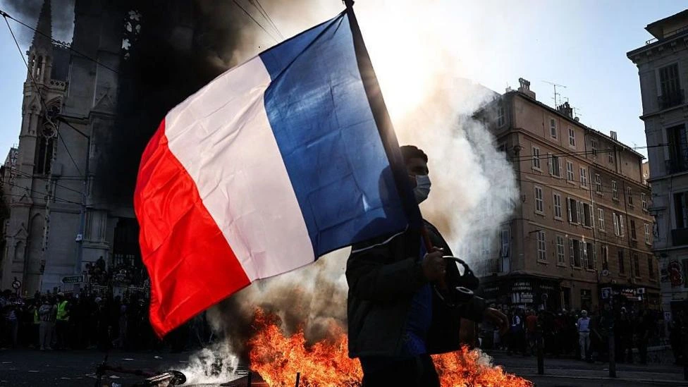 Qué es el "efecto bola de nieve" de la deuda y qué papel tiene en la crítica situación económica que alimenta las protestas en Francia