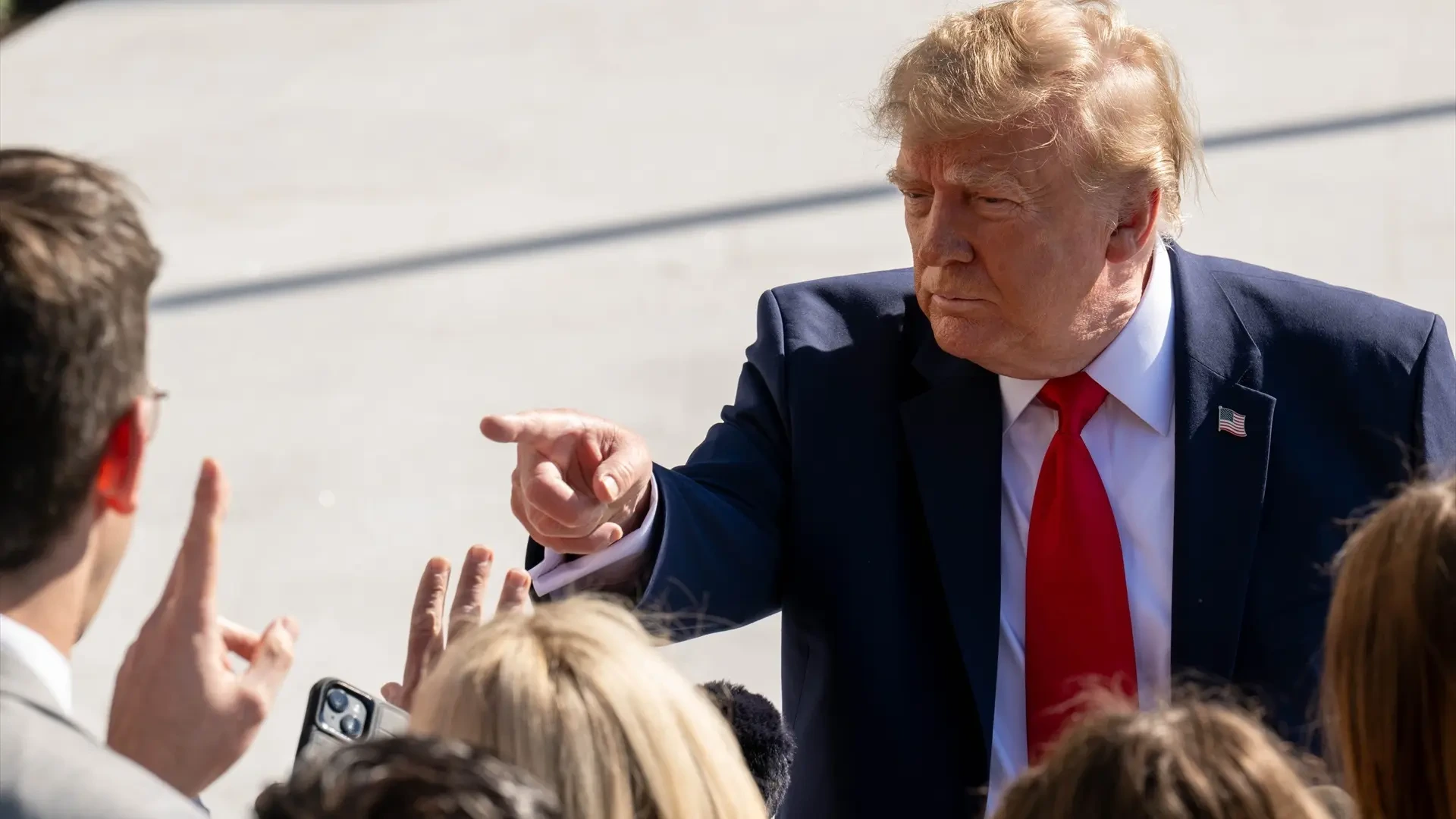 Trump vuelve a insultar a una periodista: "Eres una horrible reporterilla"