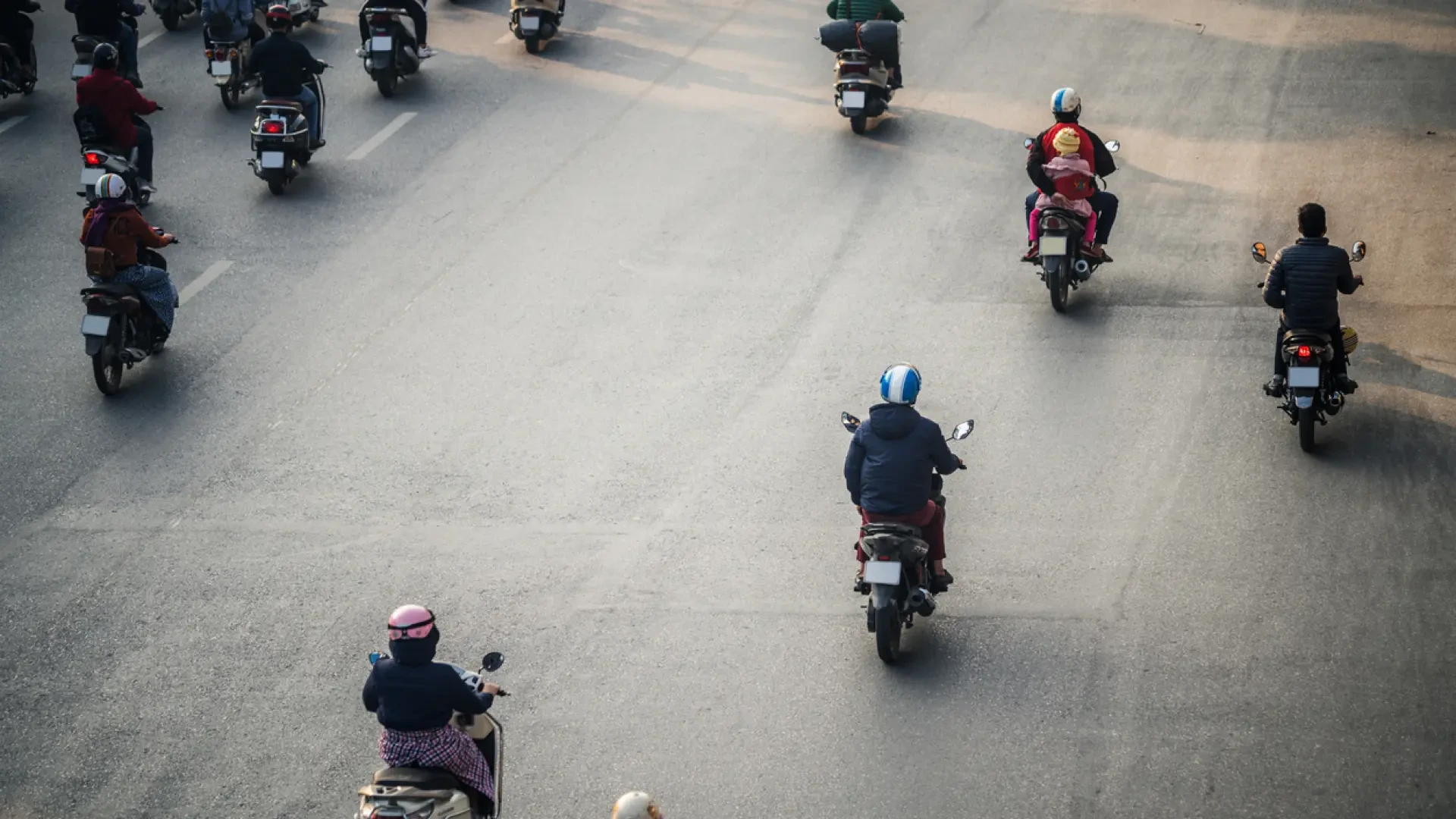 La nueva guía de la DGT para motoristas considera buena práctica la creación de carriles únicos de moto