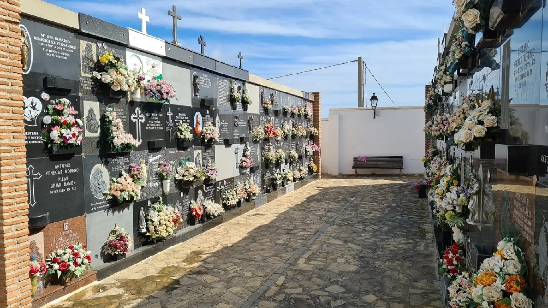 Descubren restos de una veintena de niños en el cementerio de Granada