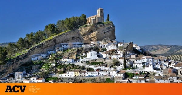 El pueblo blanco de Granada con un antiguo castillo y restos arqueológicos que conquistó a National Geographic