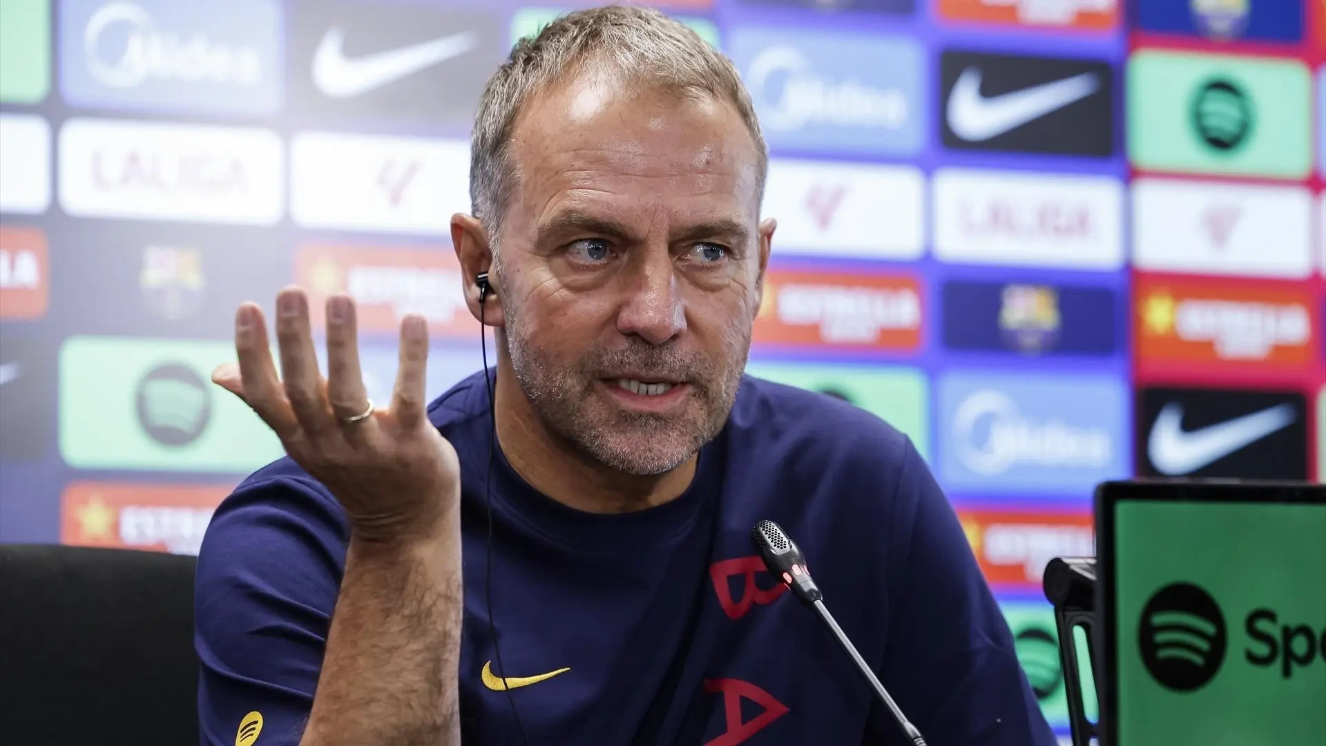 Hansi Flick defiende a los árbitros antes del Clásico: "Confío plenamente en ellos, es muy importante protegerles también"