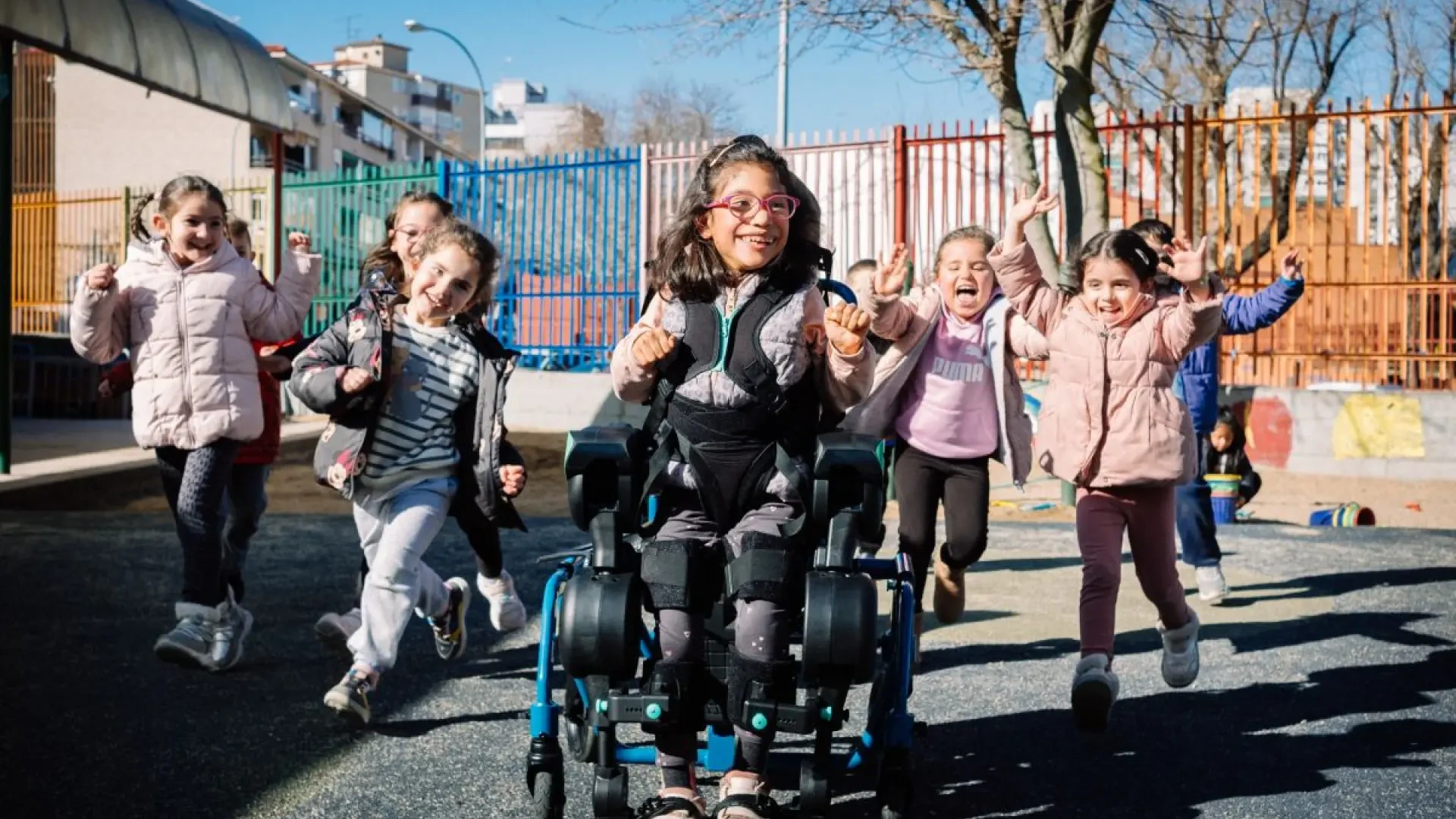 Explorer, el primer exoesqueleto infantil de uso personal: "Contribuye al desarrollo de niños con discapacidad física"