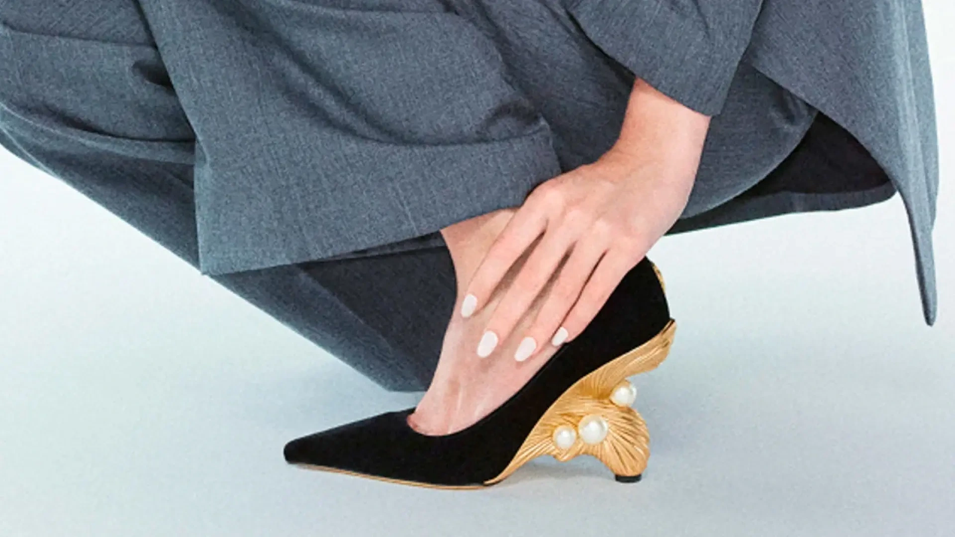 Jimmy Choo celebra su 30 aniversario con una colección cápsula de zapatos joya de 'perlas'
