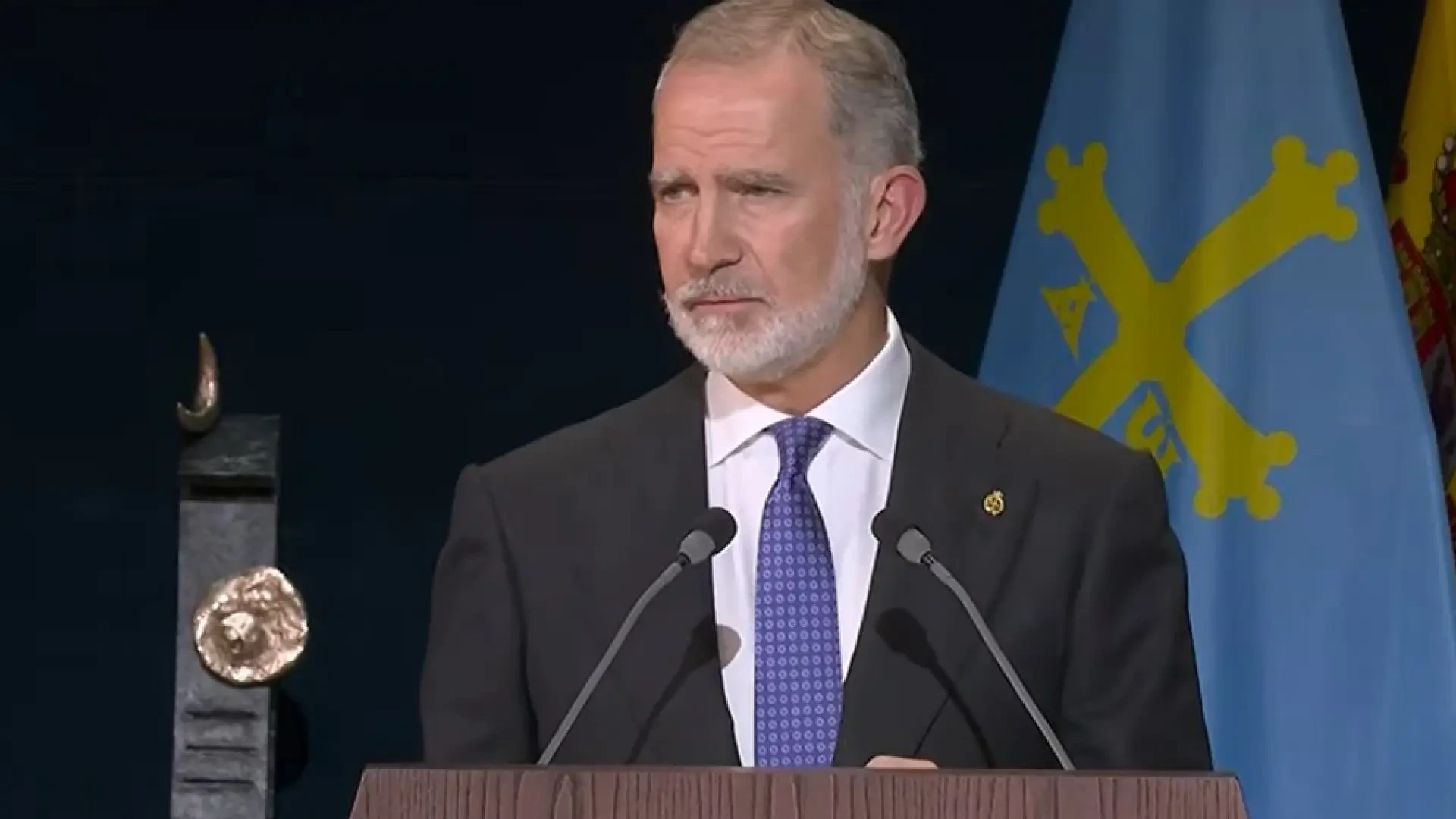 El Rey resalta que "la democracia requiere de un cuidado de sus formas e instituciones para garantizar los intereses de todos"