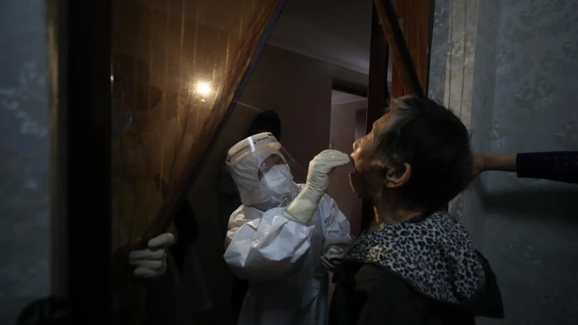 Polémica en China por el filme sobre el confinamiento de Wuhan que se rodó en la pandemia: "No puedo verla"