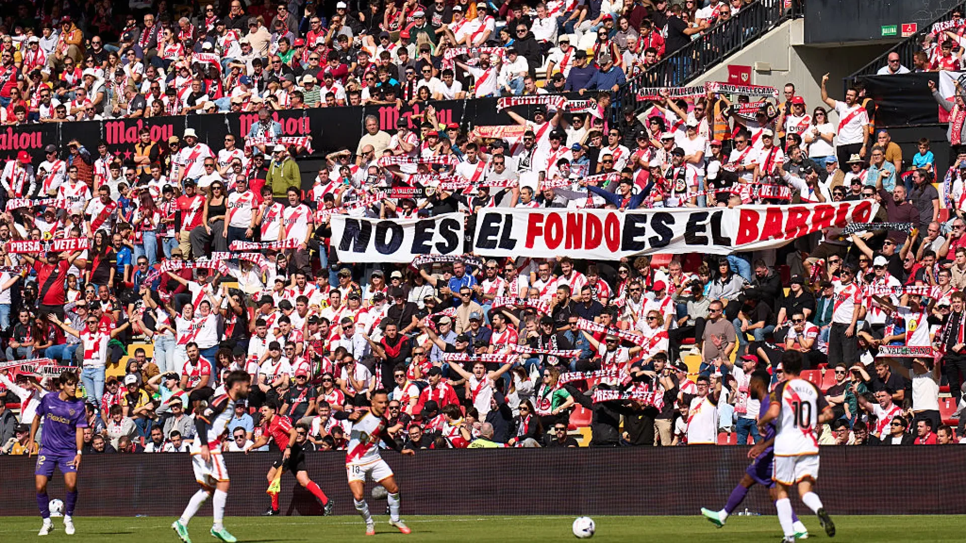 "No es el fondo, es el barrio": la afición del Rayo sigue con sus protestas contra Martín Presa