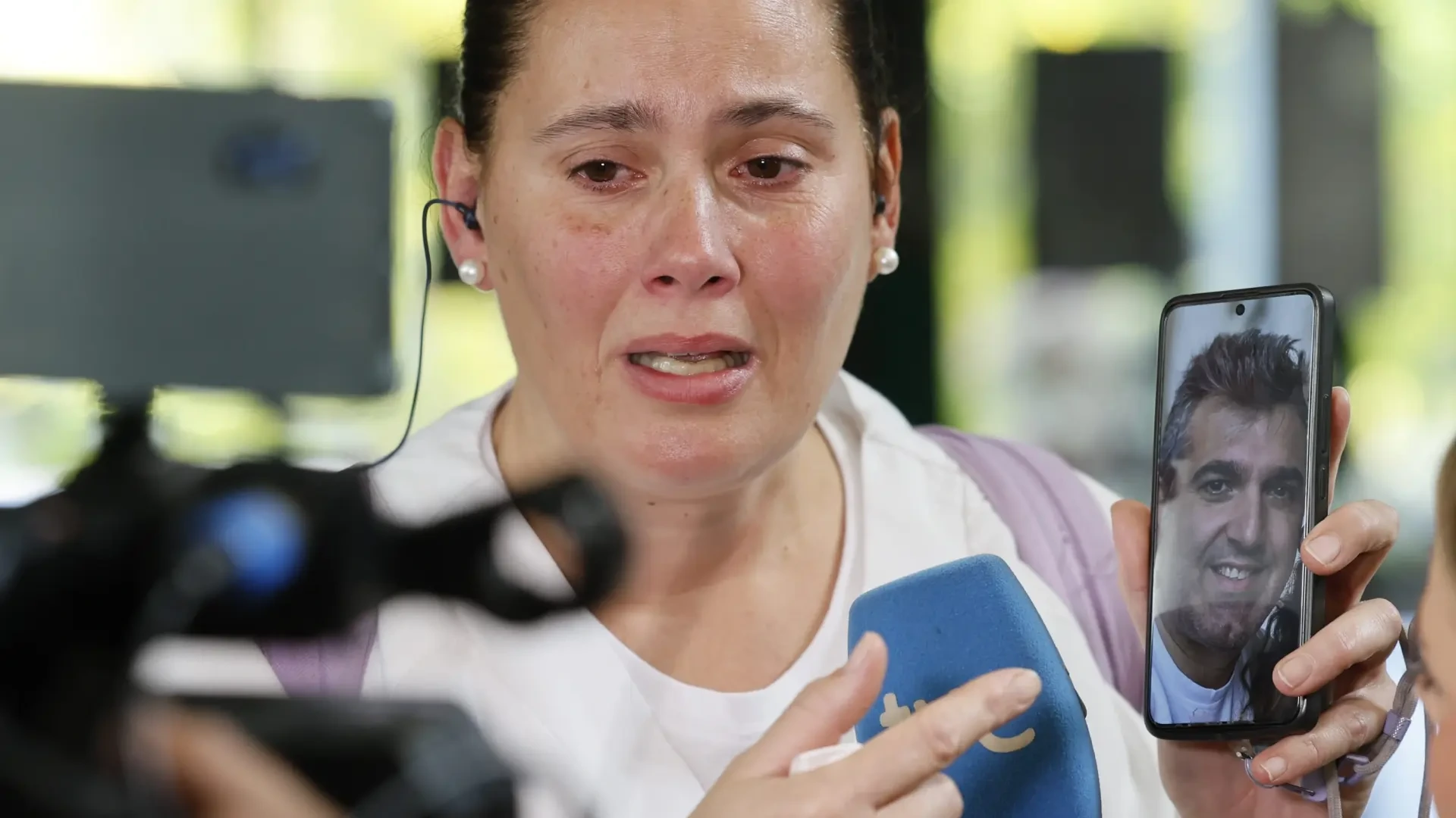 La desesperación de los familiares que aún buscan a sus seres queridos en Sevilla: "¿Cómo no pueden tener un listado? No lo entiendo"