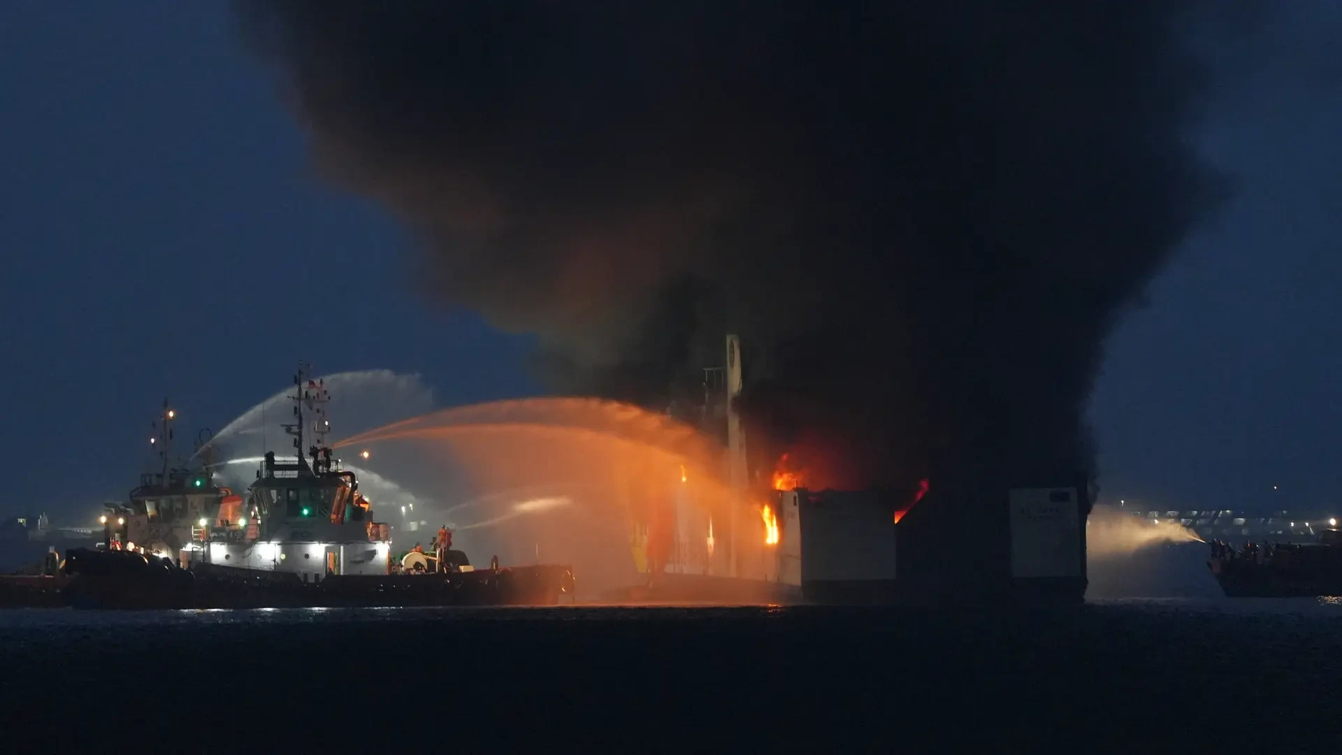 Un ferri de pasajeros se incendia en una ruta entre Java y Sumatra, las dos islas más pobladas de Indonesia
