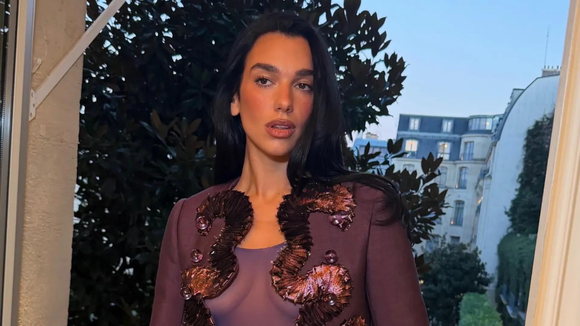 ¿Es normal que nos hayamos obsesionado con los calcetines que ha llevado Dua Lipa?