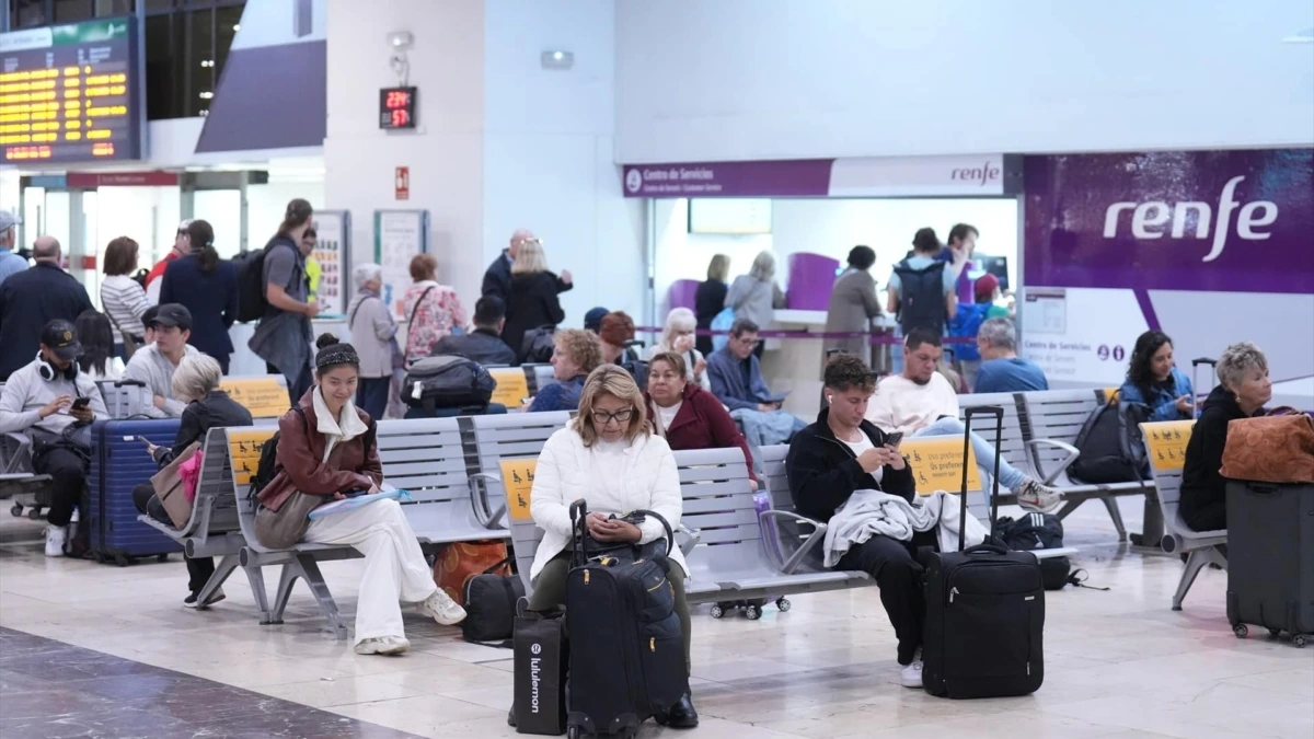 Cómo viajar entre Madrid y Andalucía tras el corte por el accidente: alternativas en tren, avión y autobús