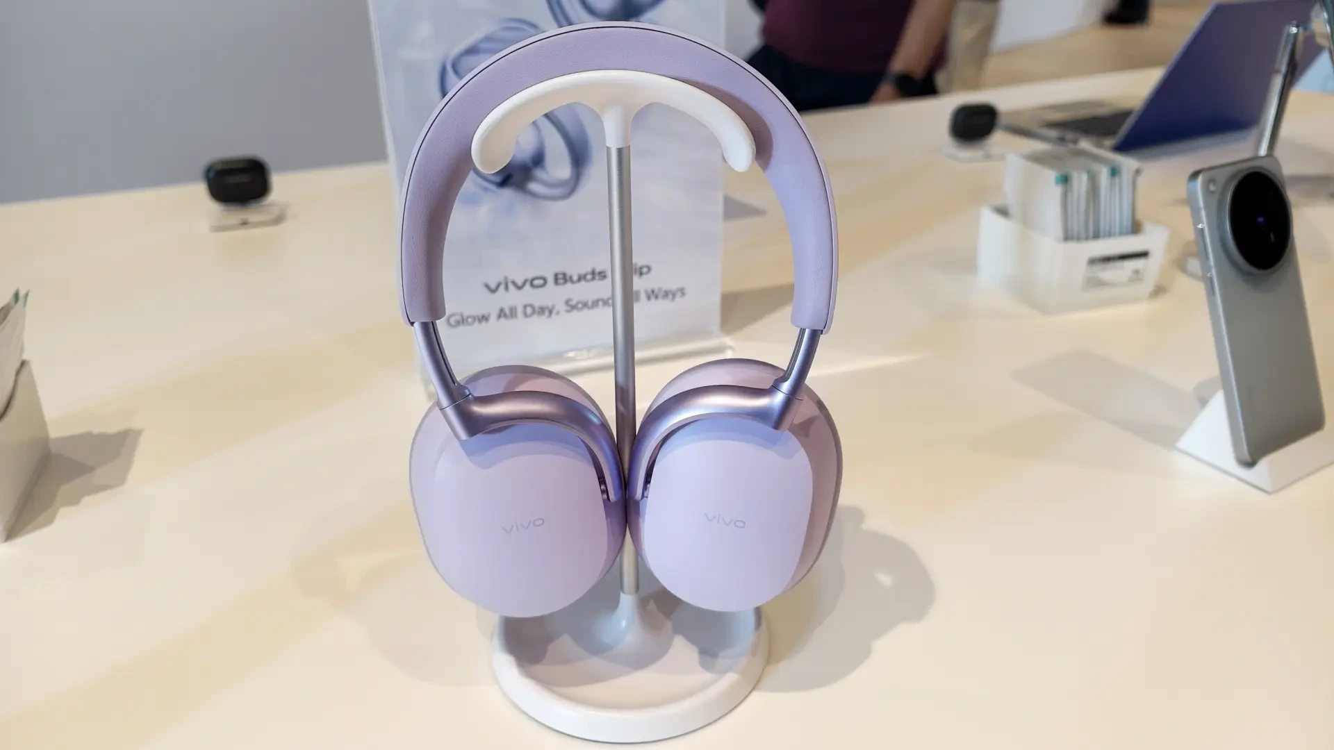 vivo también se apunta a los auriculares de diadema y a la moda de los tipo clip