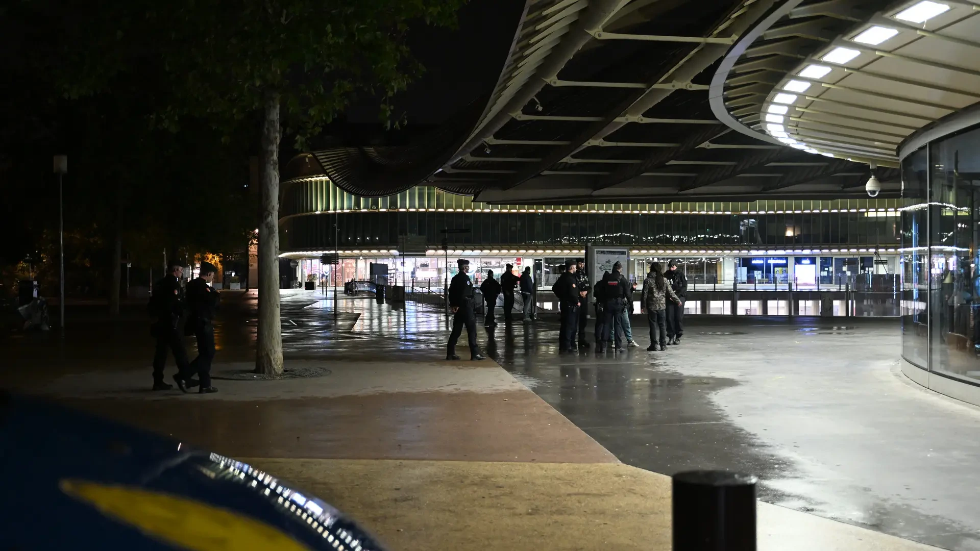 Protestas en Francia y disturbios, en directo | Francia vive sus primeros toques de queda nocturnos en varias ciudades y el Gobierno estudia ampliarlos