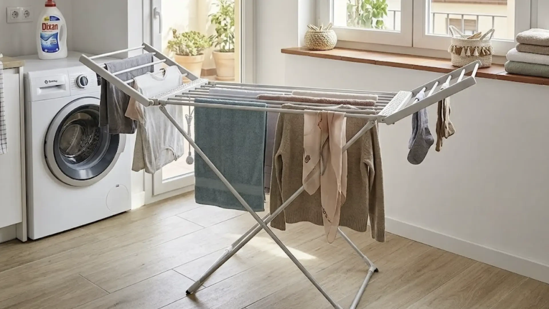 El tendedero eléctrico plegable de bajo consumo que seca la ropa gruesa en pocas horas sin encender la calefacción