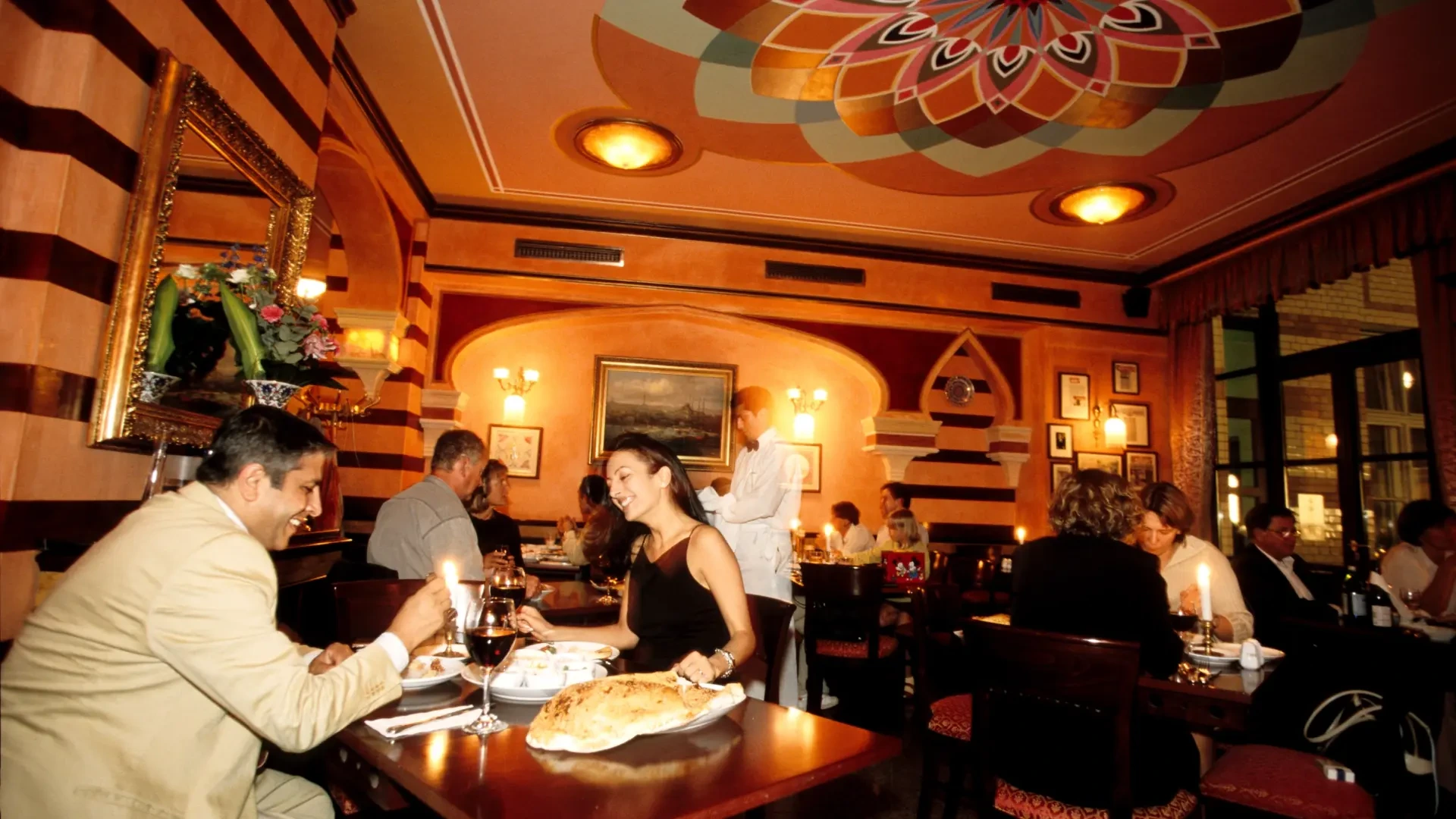 Los españoles adelantan una hora las cenas en restaurantes, cuestión de negocio y salud