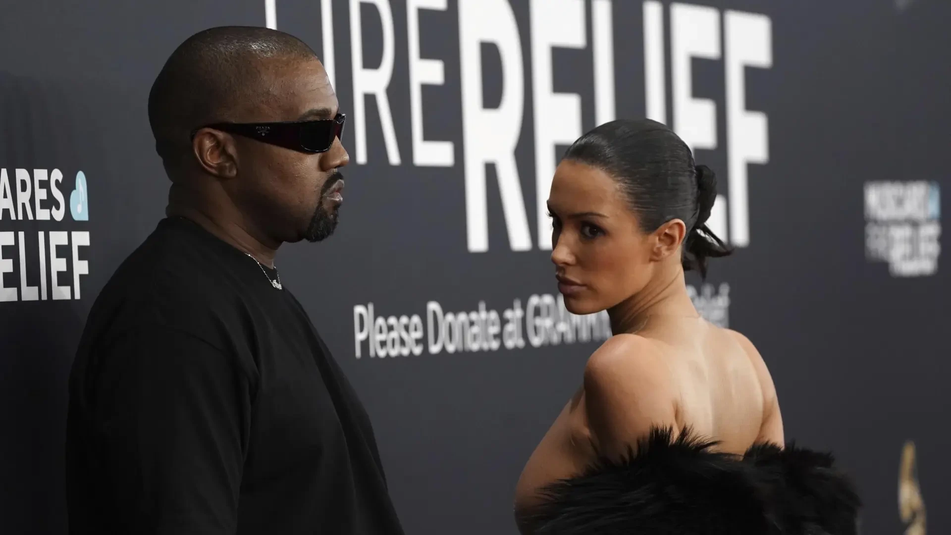 Bianca Censori lleva las transparencias al extremo con un top de rejilla que deja el pecho al descubierto