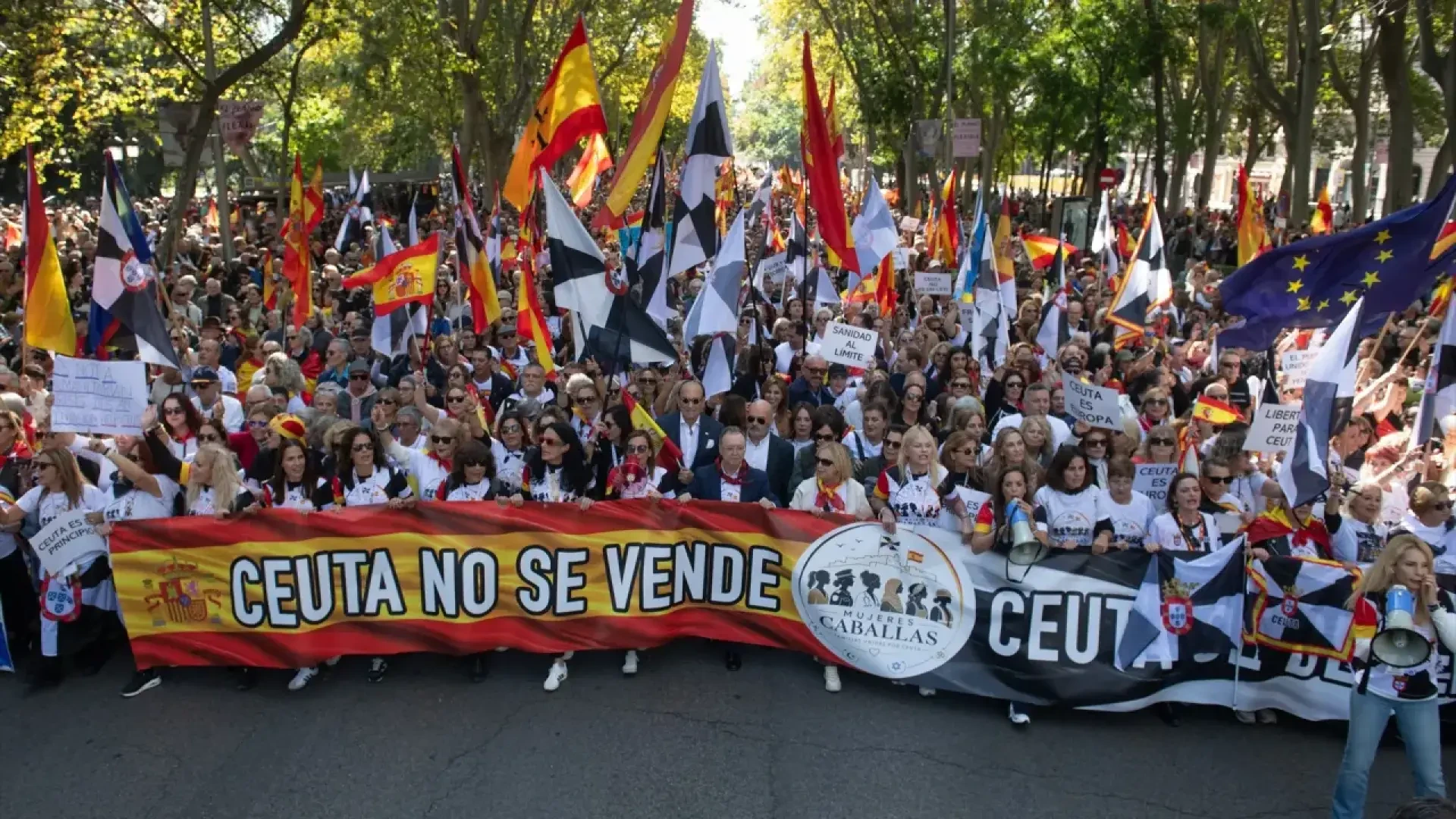 Miles de personas se manifiestan por Ceuta y las 'caballas' con Vivas al frente: "Por una Ceuta segura, española y europea"