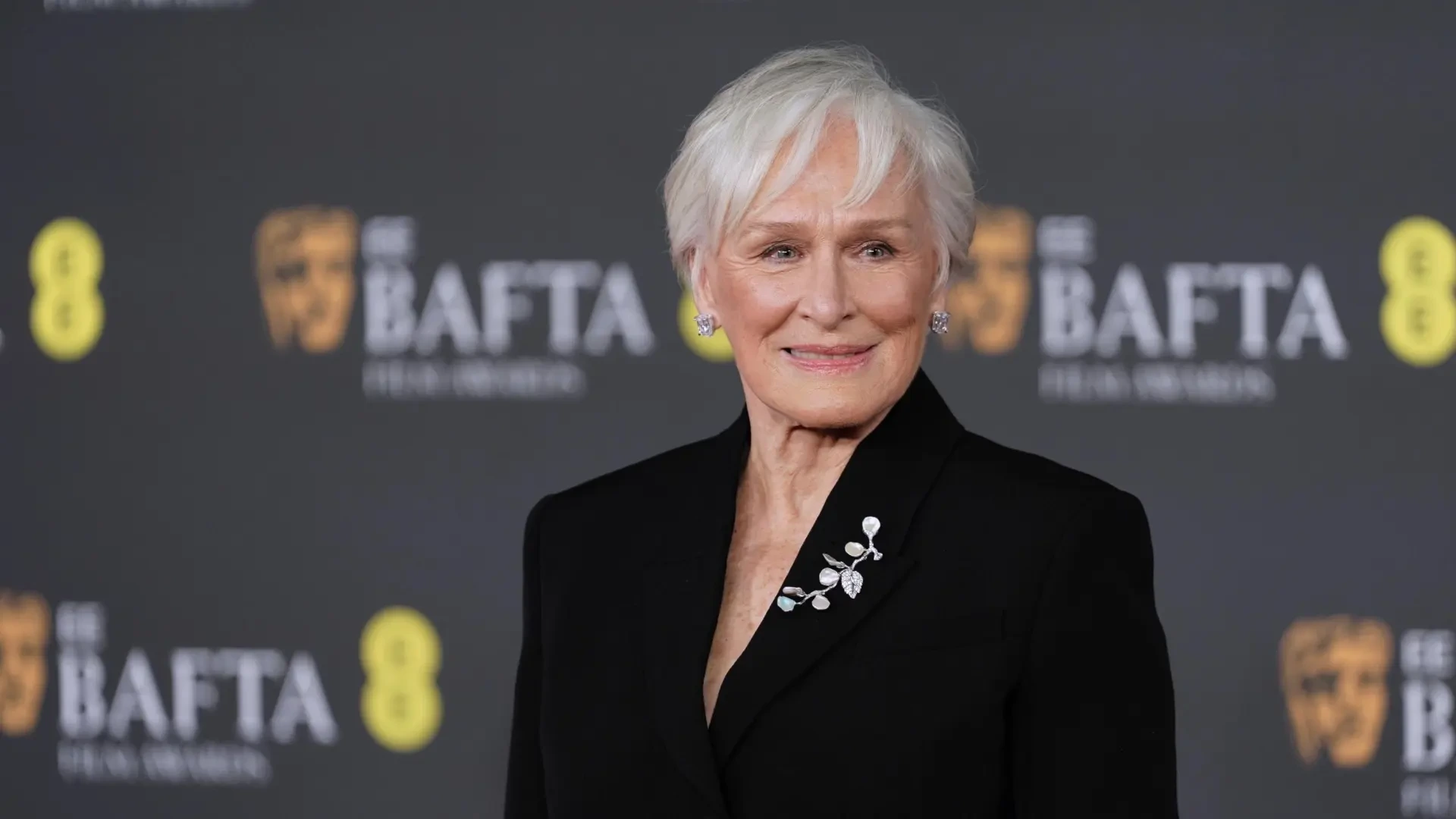 Glenn Close explica por qué fue al estreno de 'La bola negra' con bastón: "Me han hecho una prótesis total de cadera"