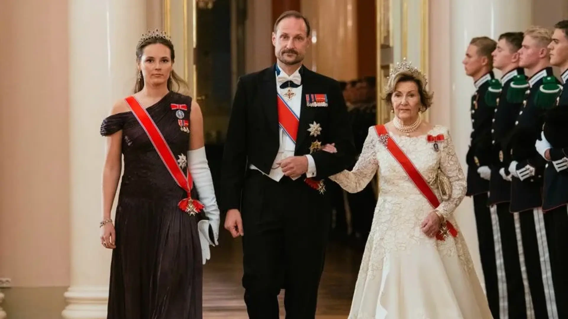 Haakon VIII de Noruega: "Convertirse en rey de la noche a la mañana no es precisamente fácil. Cuento con el apoyo de Mette-Marit"