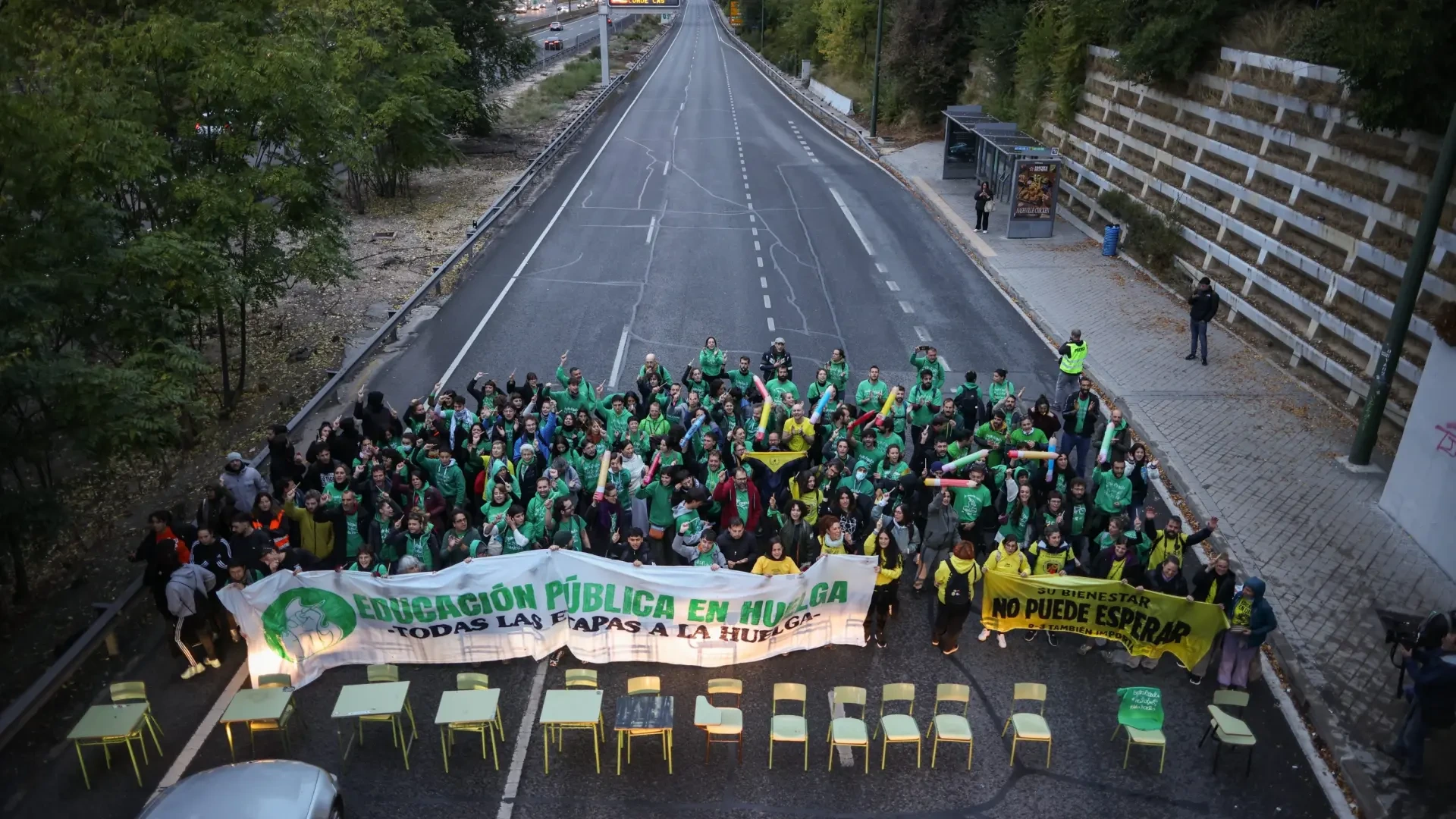 Un grupo de 200 profesores corta el acceso de la M-30 a la A-3 en el cuarto día de huelga por la educación