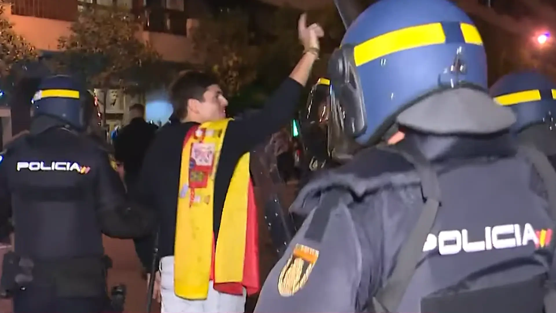 Tensión en la Universidad de Zaragoza por el acto de Vito Quiles: la Policía lo escolta entre gritos e insultos