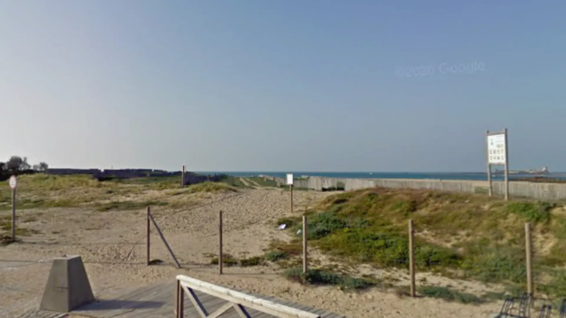 Investigan la muerte de una mujer semienterrada en una playa de Sancti Petri