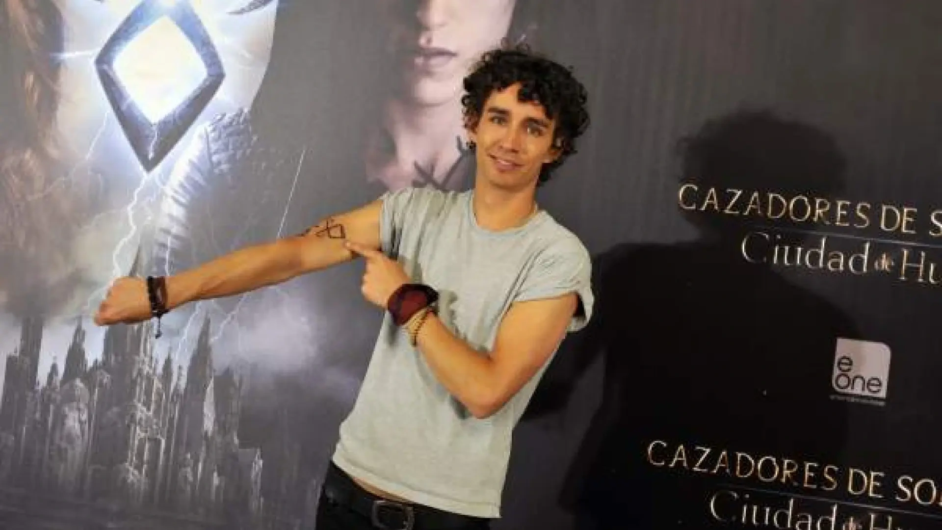 Robert Sheehan: "'Cazadores' enseña a encontrar la magia en el mundo cotidiano"