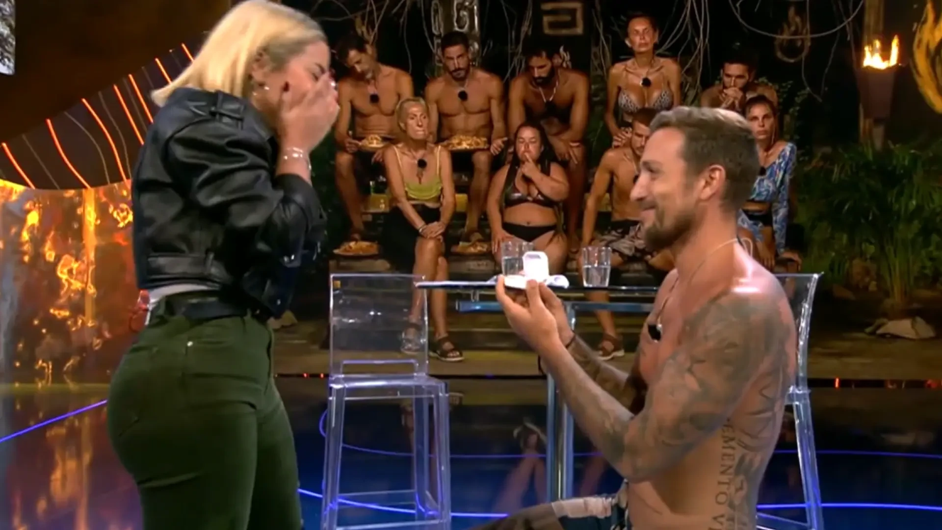 Rubén Torres sorprende en el directo de 'Supervivientes' pidiéndole matrimonio a Laura Cantizano
