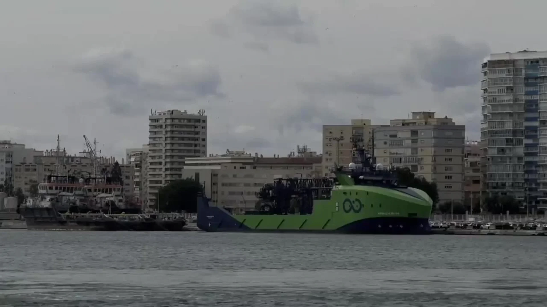 Atraca en Málaga un llamativo e innovador buque que incorporará unos drones submarinos
