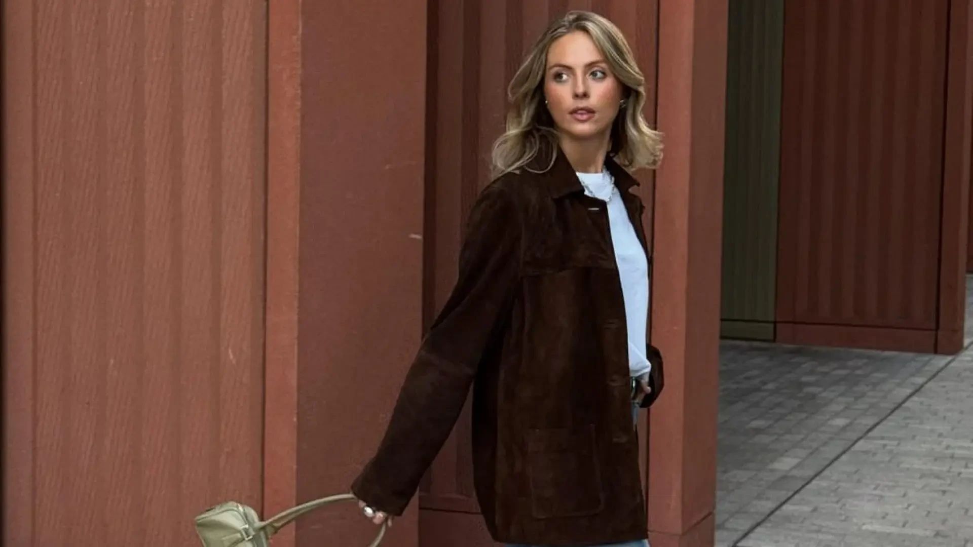 Parfois recupera la estética de los años 70 con esta chaqueta de ante que combina con todo