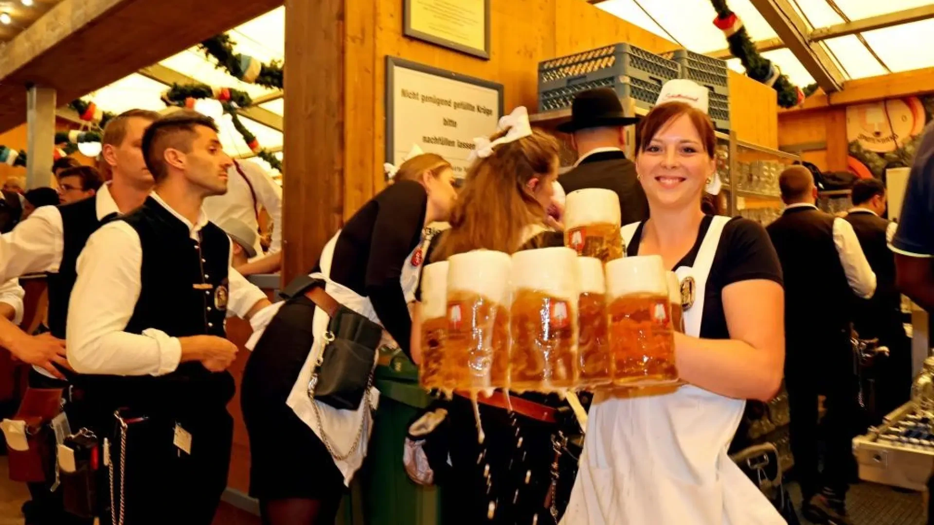 Madrid recupera su particular Oktoberfest: jarras de cerveza alemana, bratwursts y música en vivo