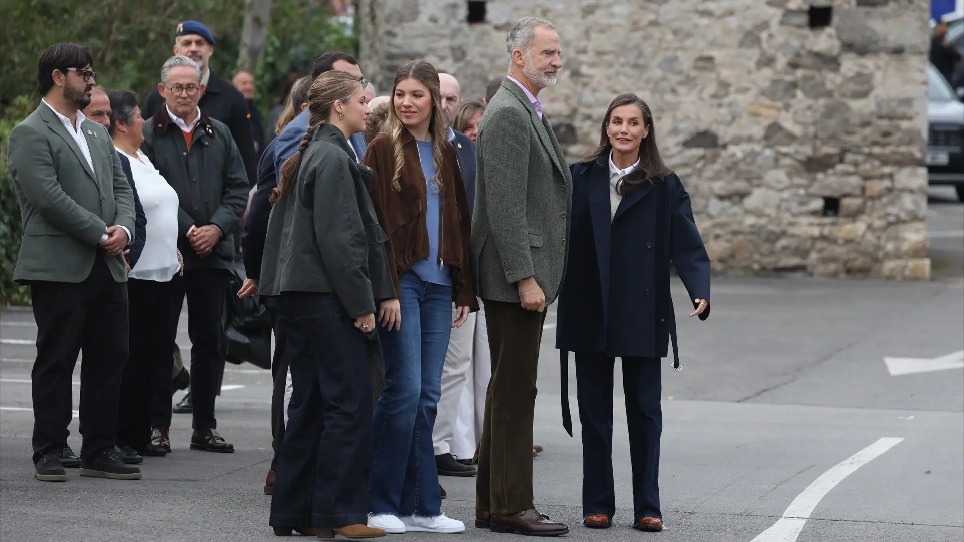 Letizia, Leonor y Sofía conquistan Llanes para la entrega del Premio al Pueblo Ejemplar: en vaqueros y con cazadoras en tendencia