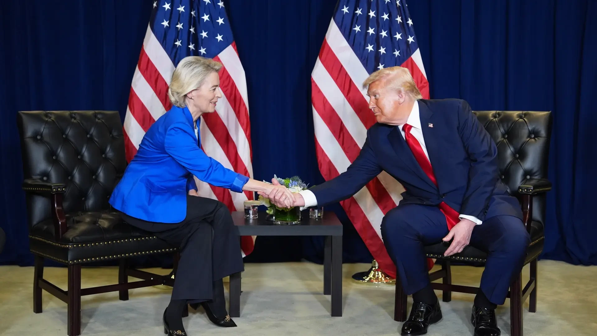Bruselas contrapone su mensaje al de Trump sobre la IA y dice que regularla "genera confianza"