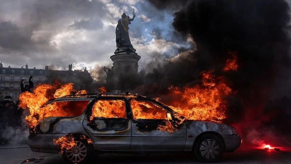 "Francia contiene la respiración": las numerosas preguntas que siguen abiertas tras un "fin de semana de furia" y por qué se temen más protestas