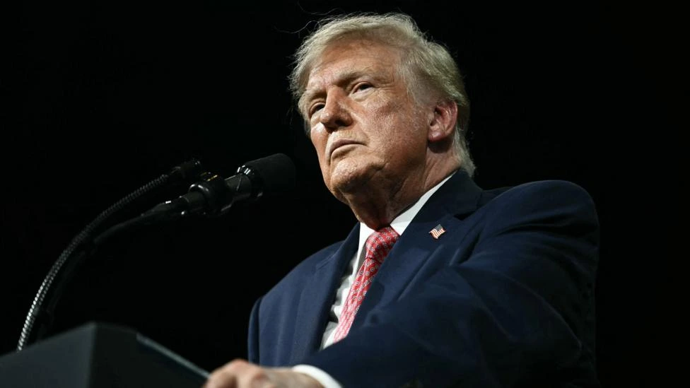 La justicia le ordena a Trump responder preguntas bajo juramento en su demanda contra la BBC