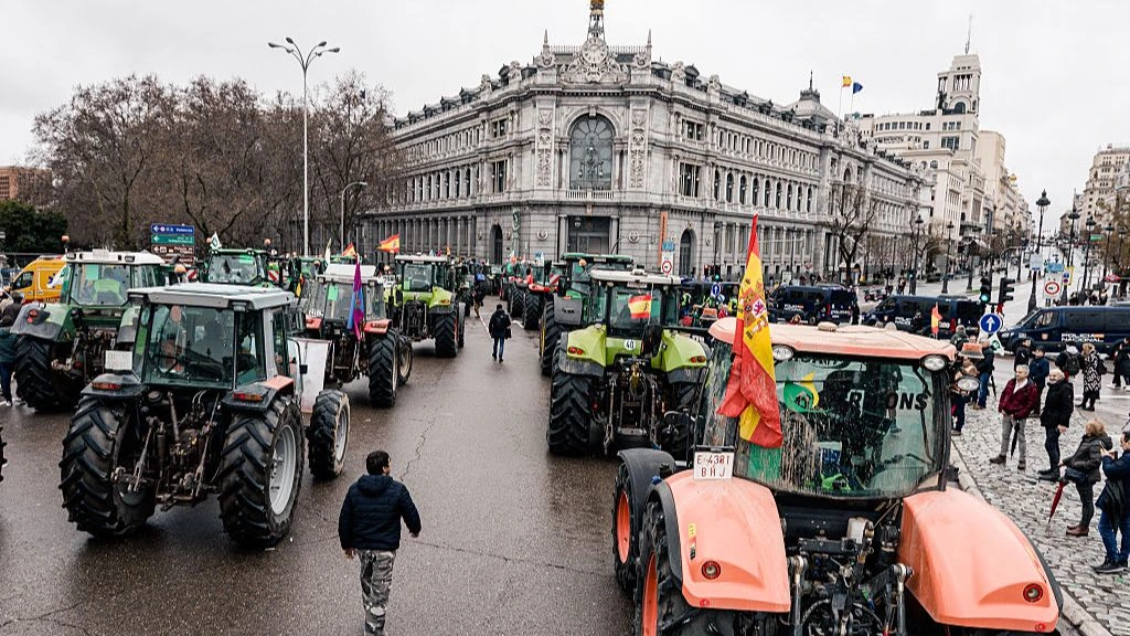 Miles de agricultores y 500 tractores amenazan con paralizar Madrid este miércoles en protesta contra la subida de costes