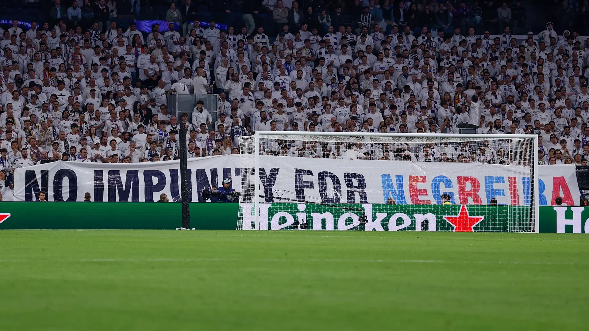 El Real Madrid calienta el Clásico con una pancarta sobre el caso Negreira