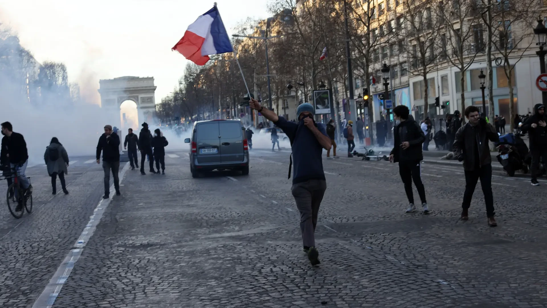 Cafés, entrenamientos y turismo entre disturbios: las escenas más surrealistas de las manifestaciones de París