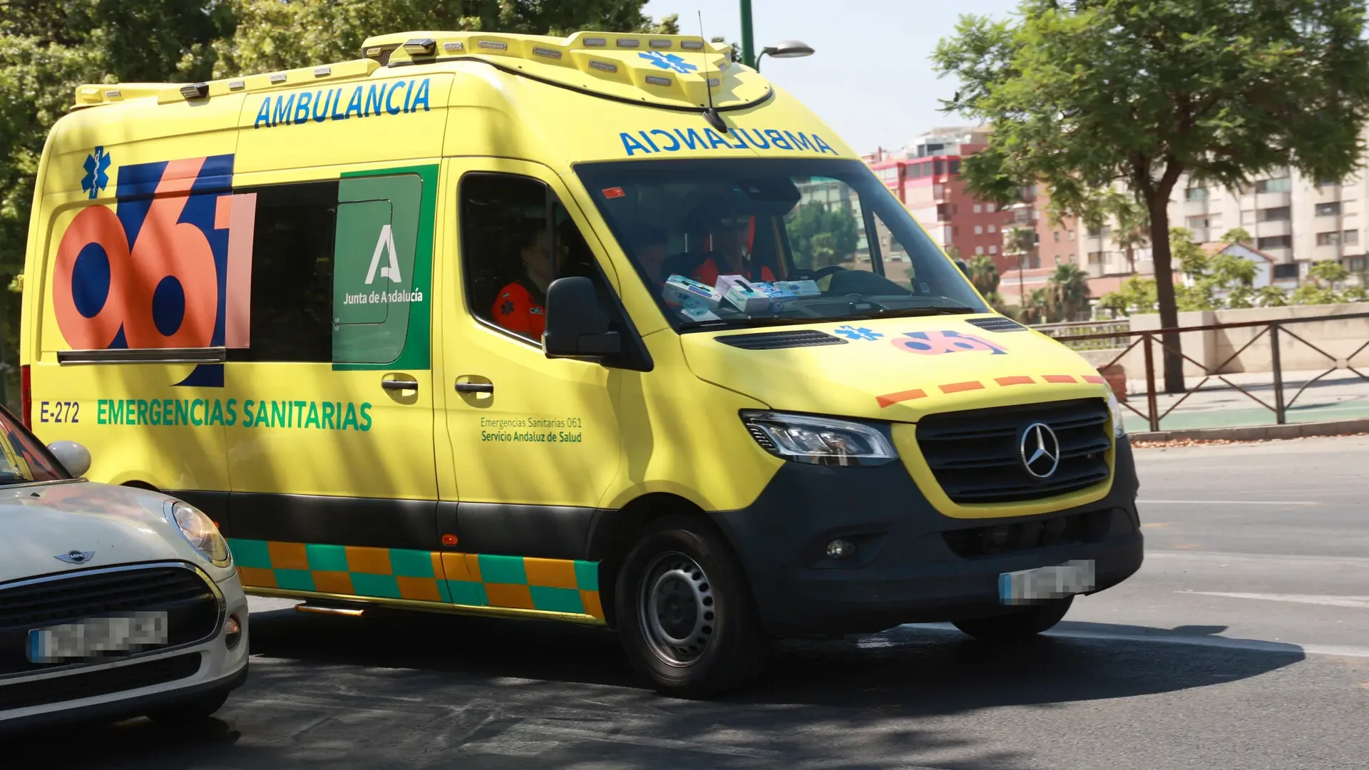 Un coche se da a la fuga tras un accidente con cuatro vehículos implicados y un motorista herido en Sevilla