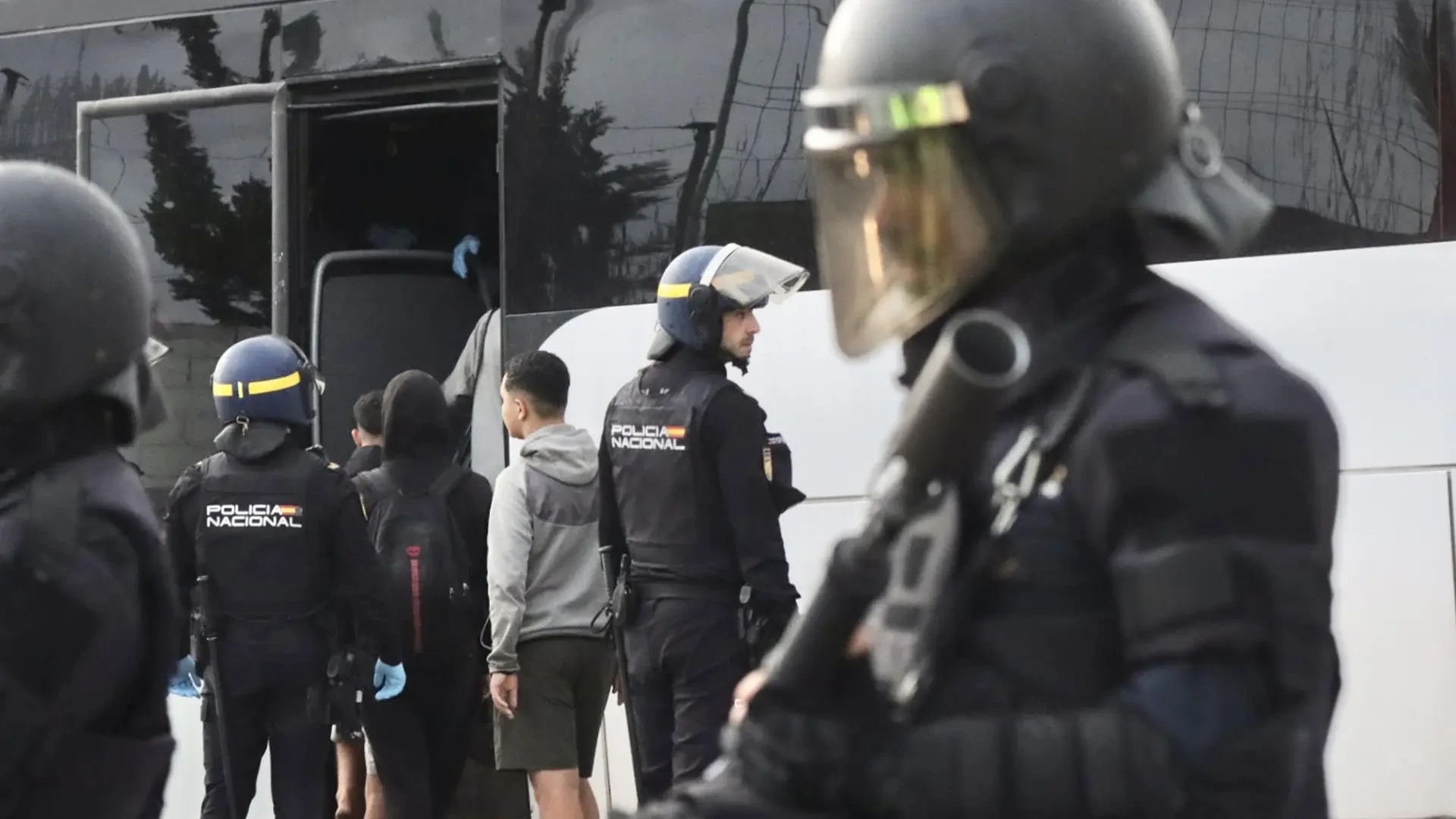 Desalojan un autobús con migrantes en Ceuta al utilizar uno de ellos un espray de gas pimienta