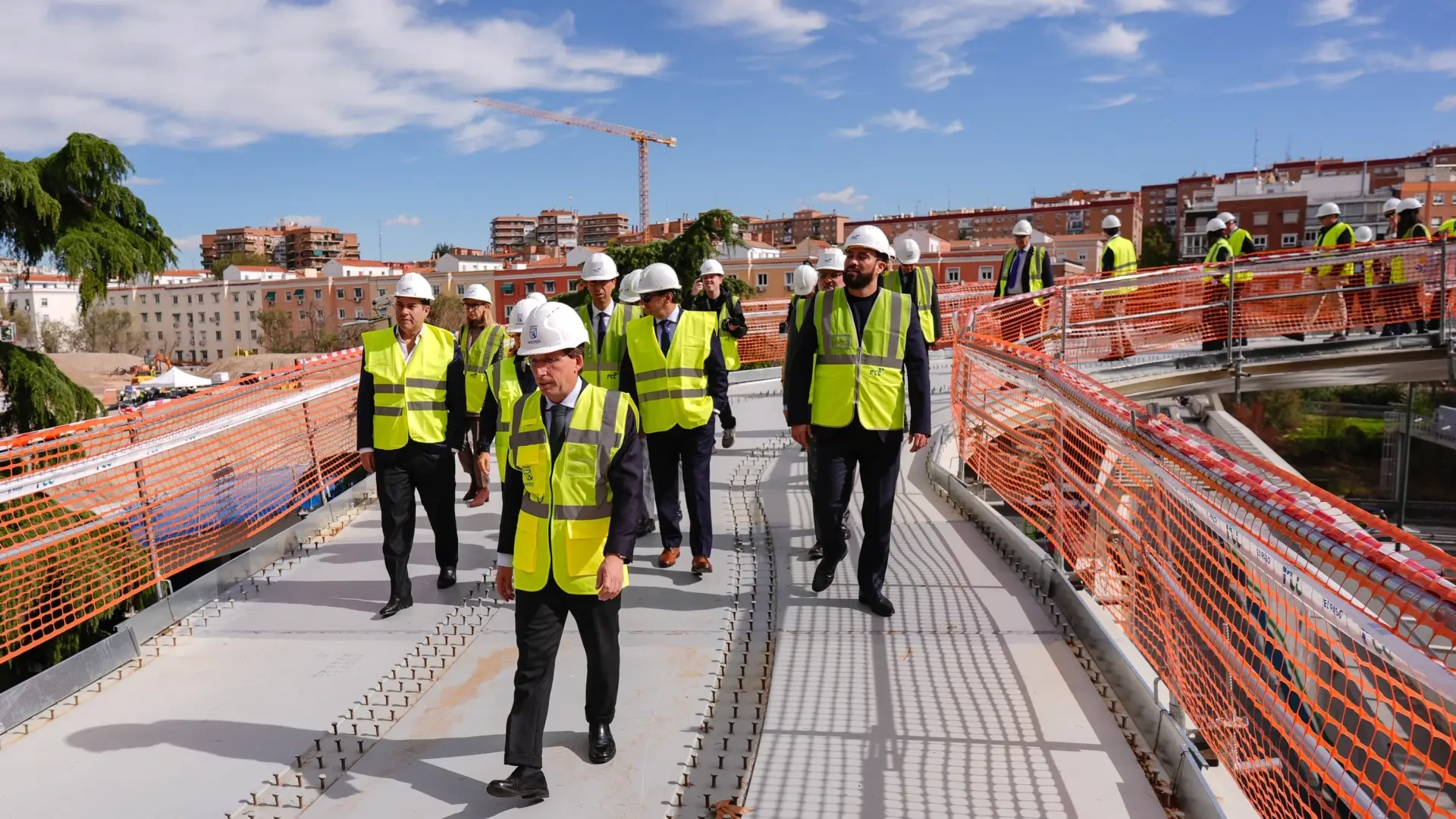 El 'guía turístico' Almeida enseña la obra del Parque Ventas a los alcaldes iberoamericanos