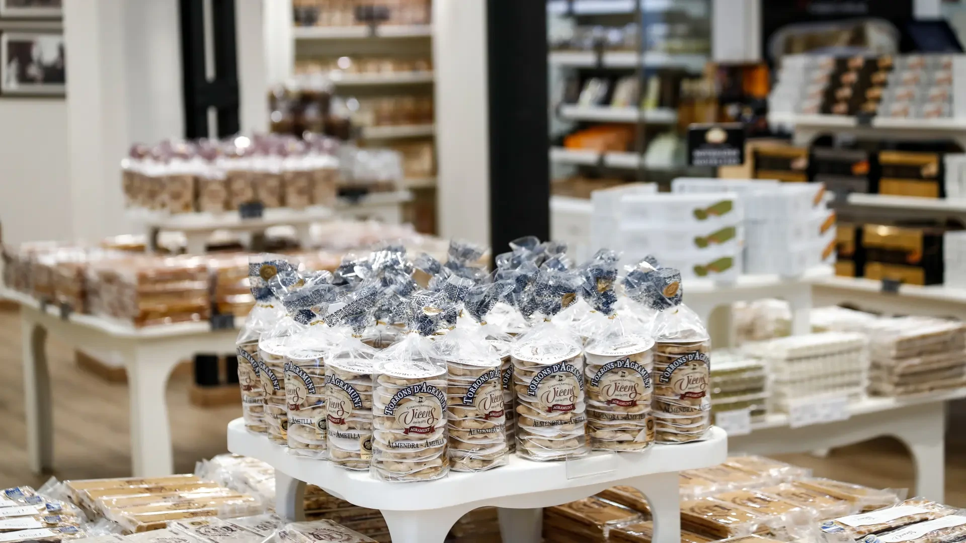 Del bañador al turrón: la Navidad se adelanta por motivos logísticos y de consumo